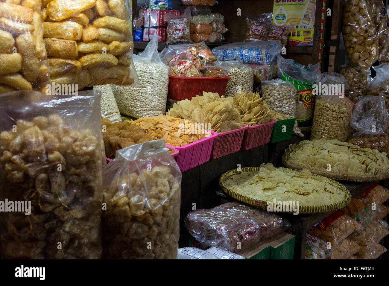 Yogyakarta, Java, Indonesien.  Muttern, Chips und Snacks zum Verkauf, Beringharjo Markt. Stockfoto