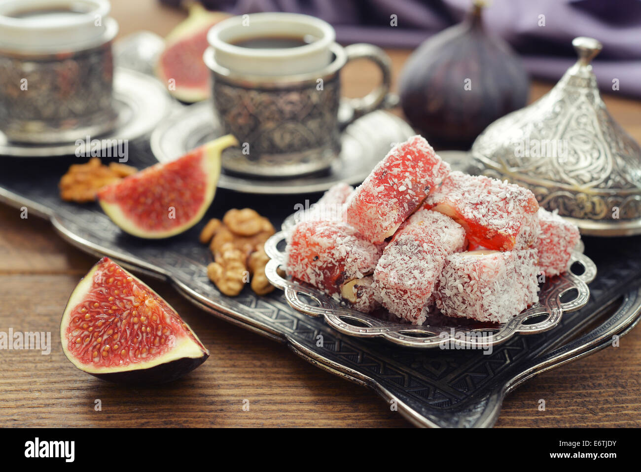 Tasse Kaffee mit Turkish Delight und Metall orientalischen Tablett auf hölzernen Hintergrund Stockfoto