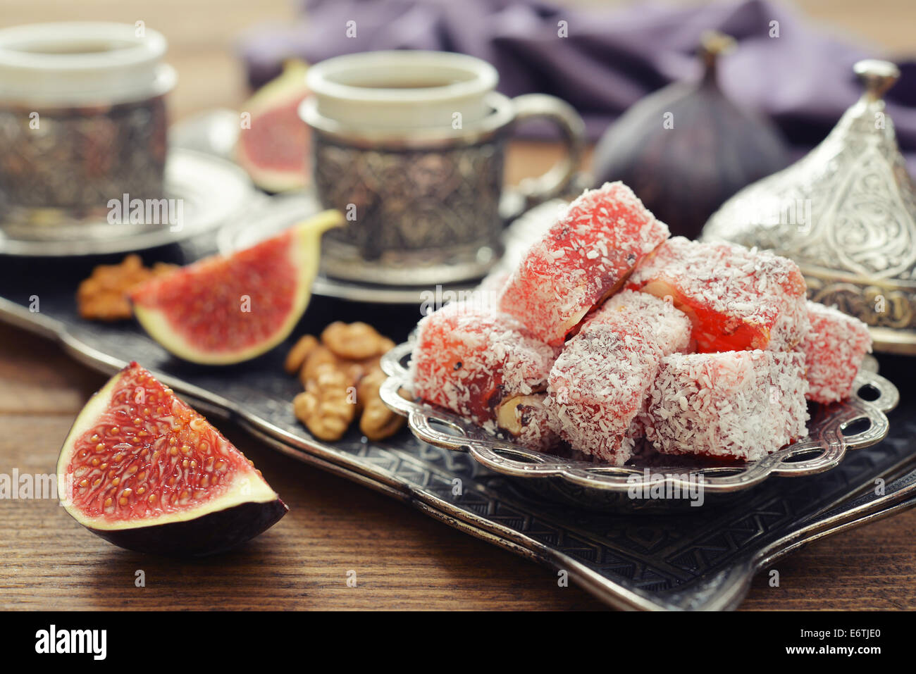 Tasse Kaffee mit Turkish Delight und Metall orientalischen Tablett auf hölzernen Hintergrund Stockfoto