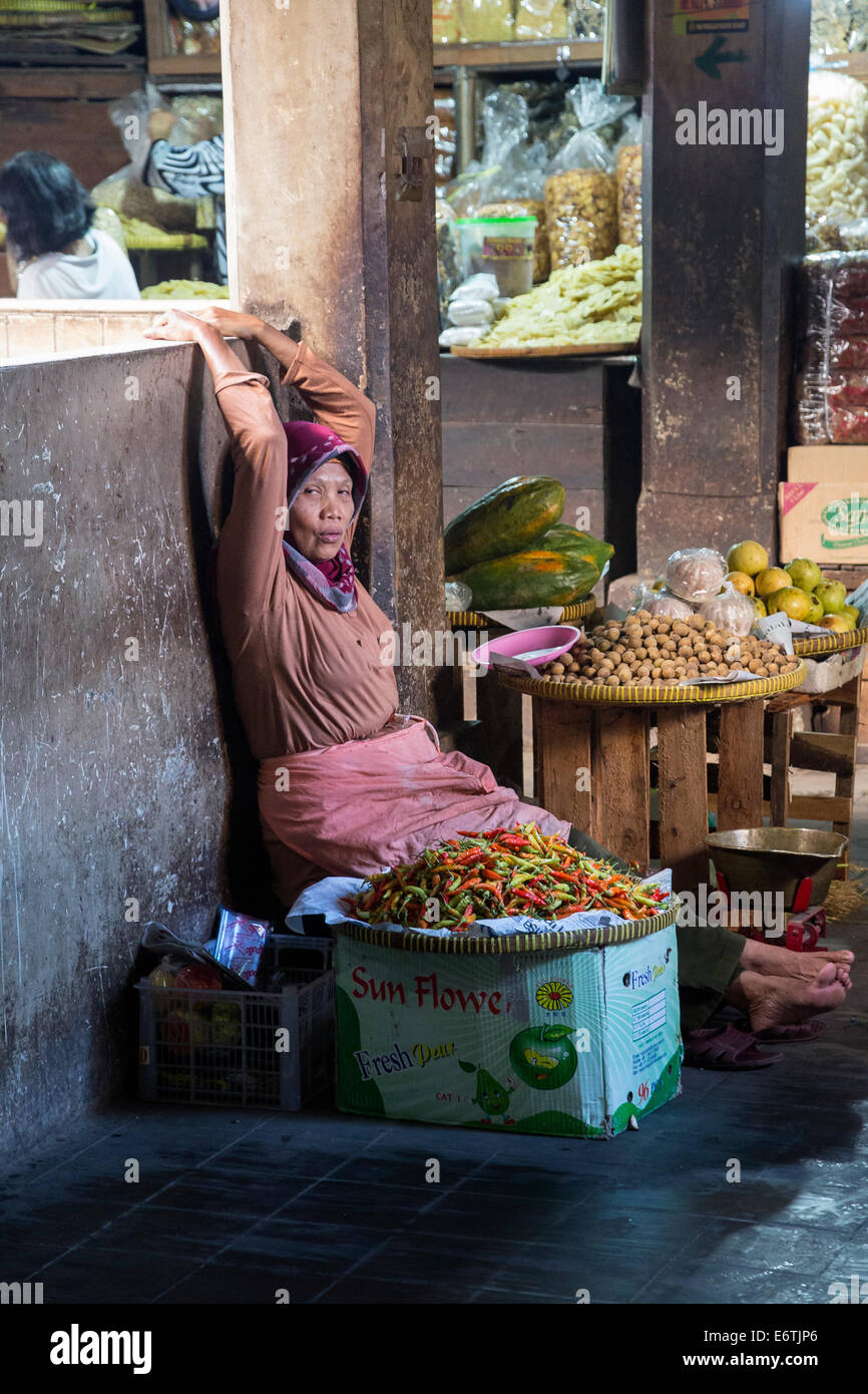 Yogyakarta, Java, Indonesien. Frau verkaufen Paprika und Obst, beringharjo Markt. Stockfoto