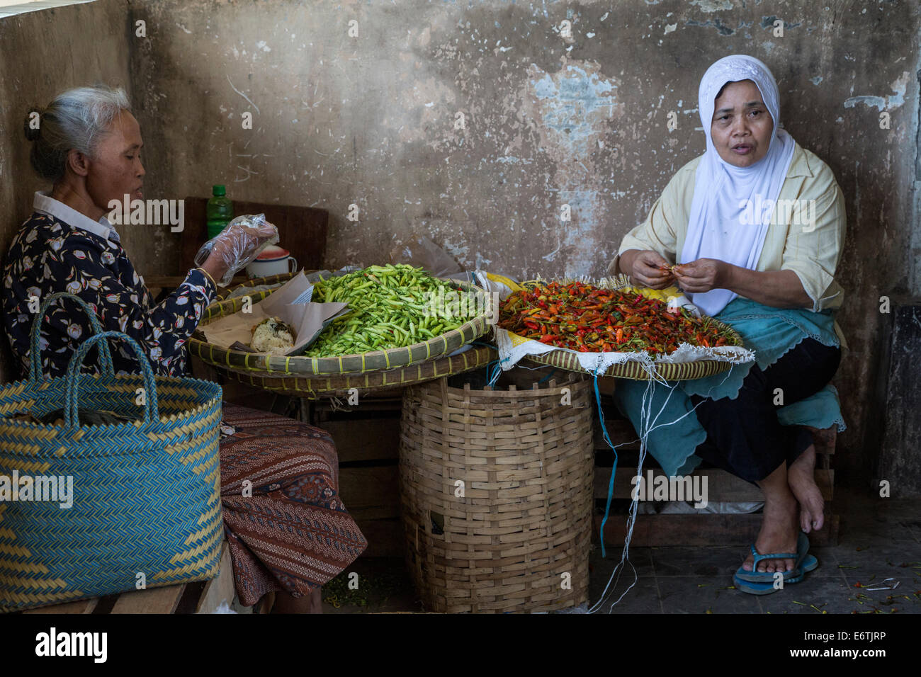 Yogyakarta, Java, Indonesien.  Frauen verkaufen Paprika, Beringharjo Markt. Stockfoto