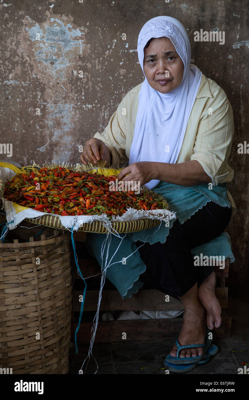 Yogyakarta, Java, Indonesien.  Frau verkauft Paprika, Beringharjo Markt. Stockfoto