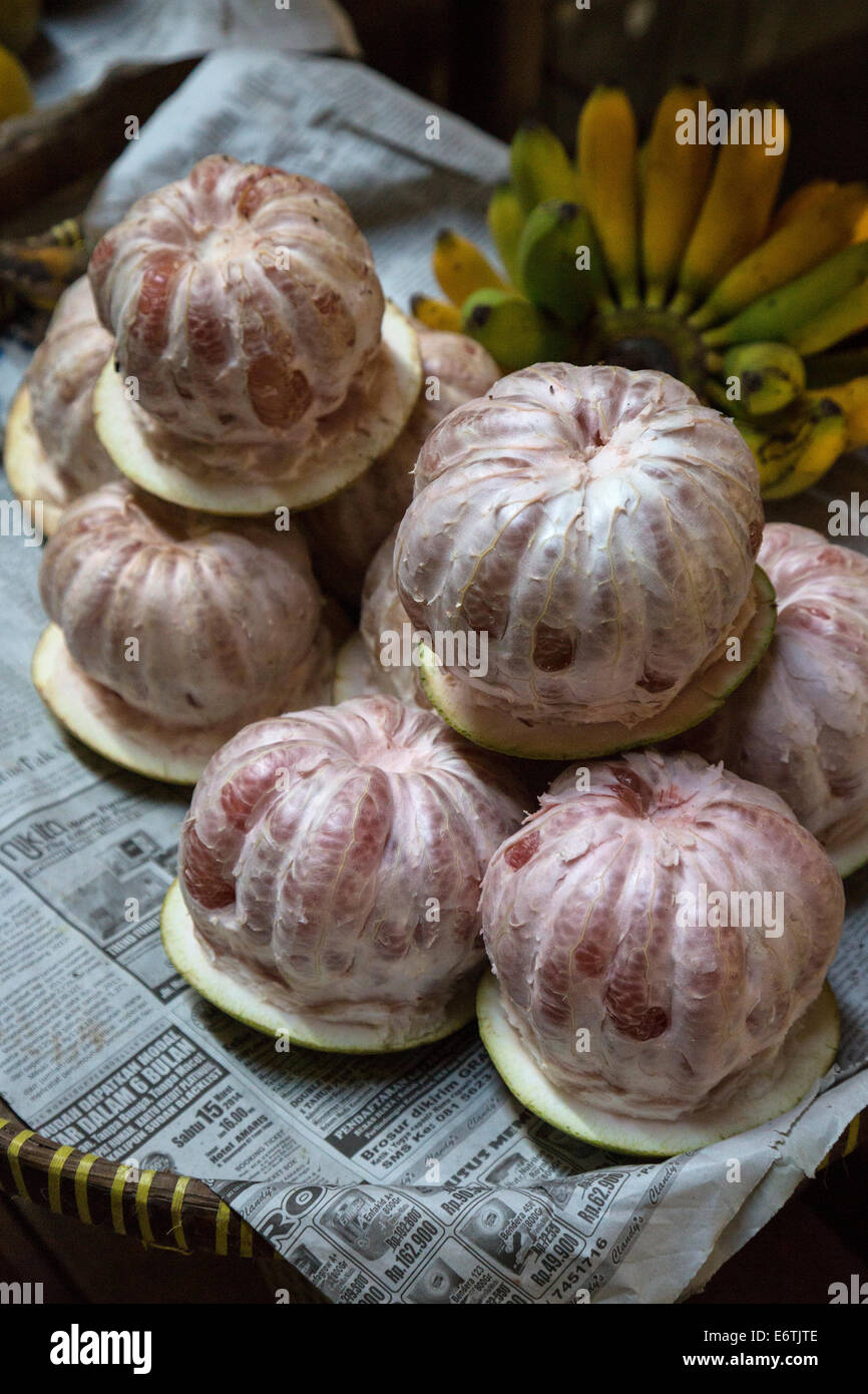 Yogyakarta, Java, Indonesien.  'Bali Orangen', geschält, Beringharjo Markt. Stockfoto