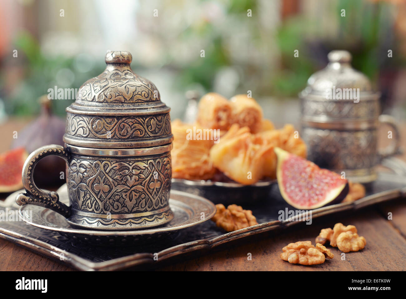 Tasse Kaffee mit Baklava auf orientalische Metalltablett Stockfoto