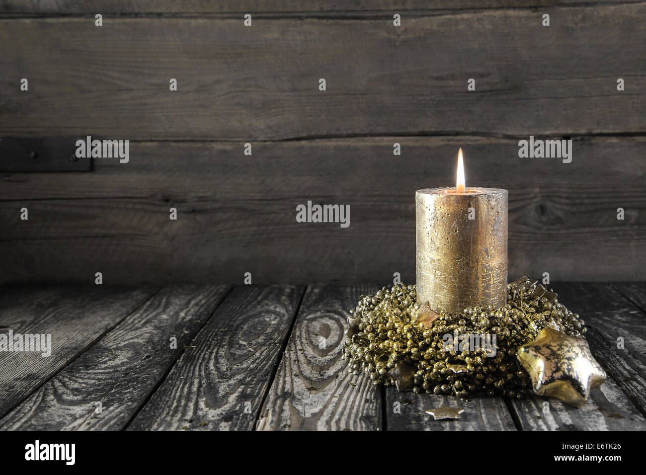 Ein goldener Advent Kerze auf hölzernen nostalgischen Hintergrund. Stockfoto