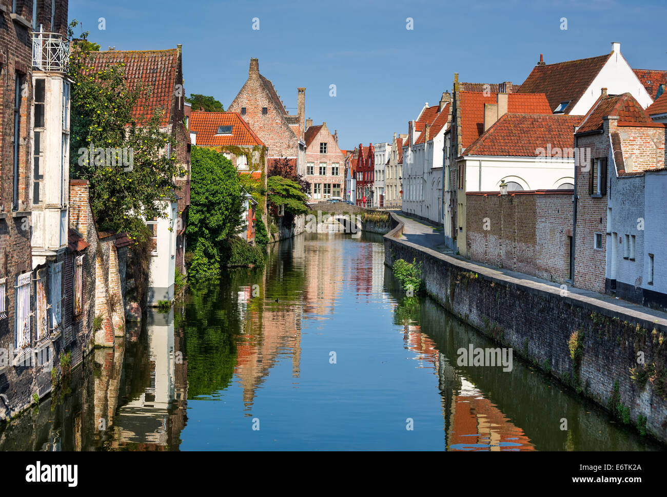 Landschaft mit Wasserkanal in Brügge, "Venedig des Nordens", Stadtbild von Flandern, Belgien Stockfoto