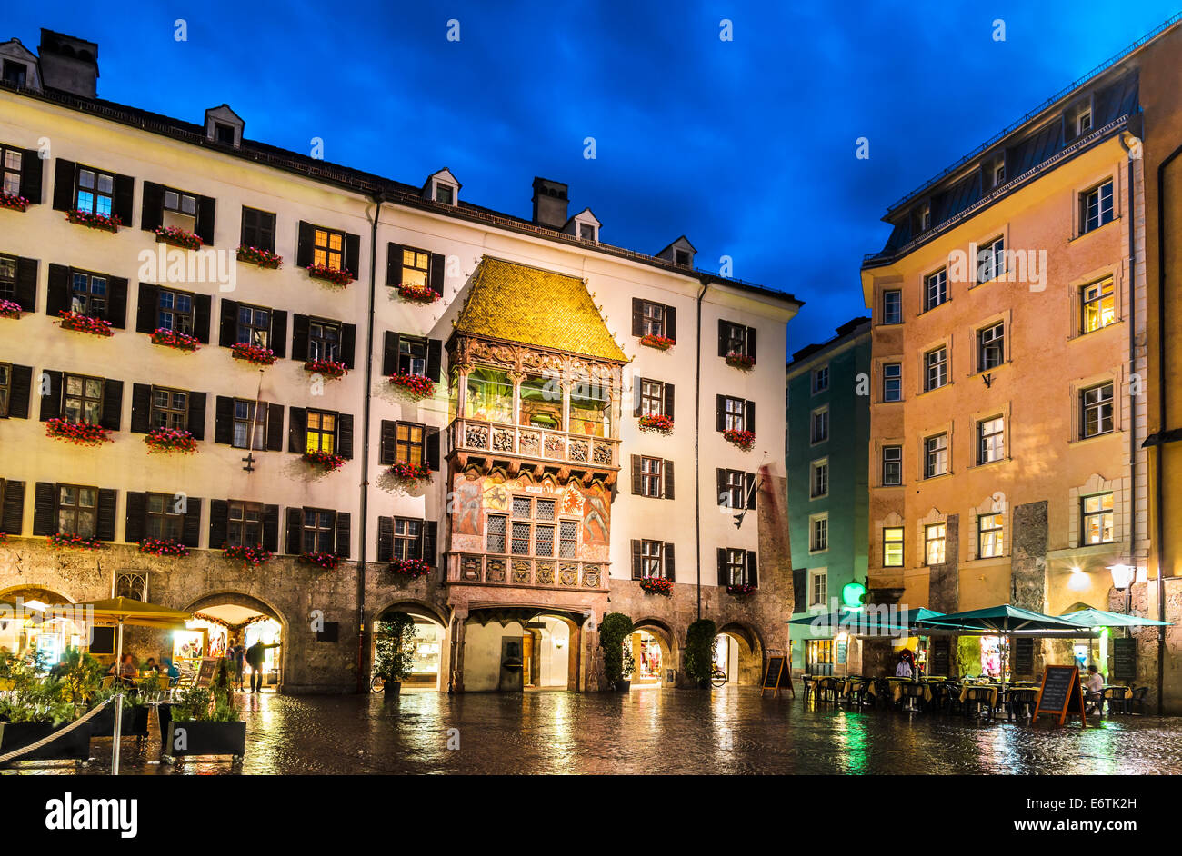 Innsbruck, Deutschland. Nachtlandschaft mit mittelalterlichen Zentrum der österreichischen Stadt zur Dämmerstunde, mit deutscher Architektur Fassaden. Stockfoto