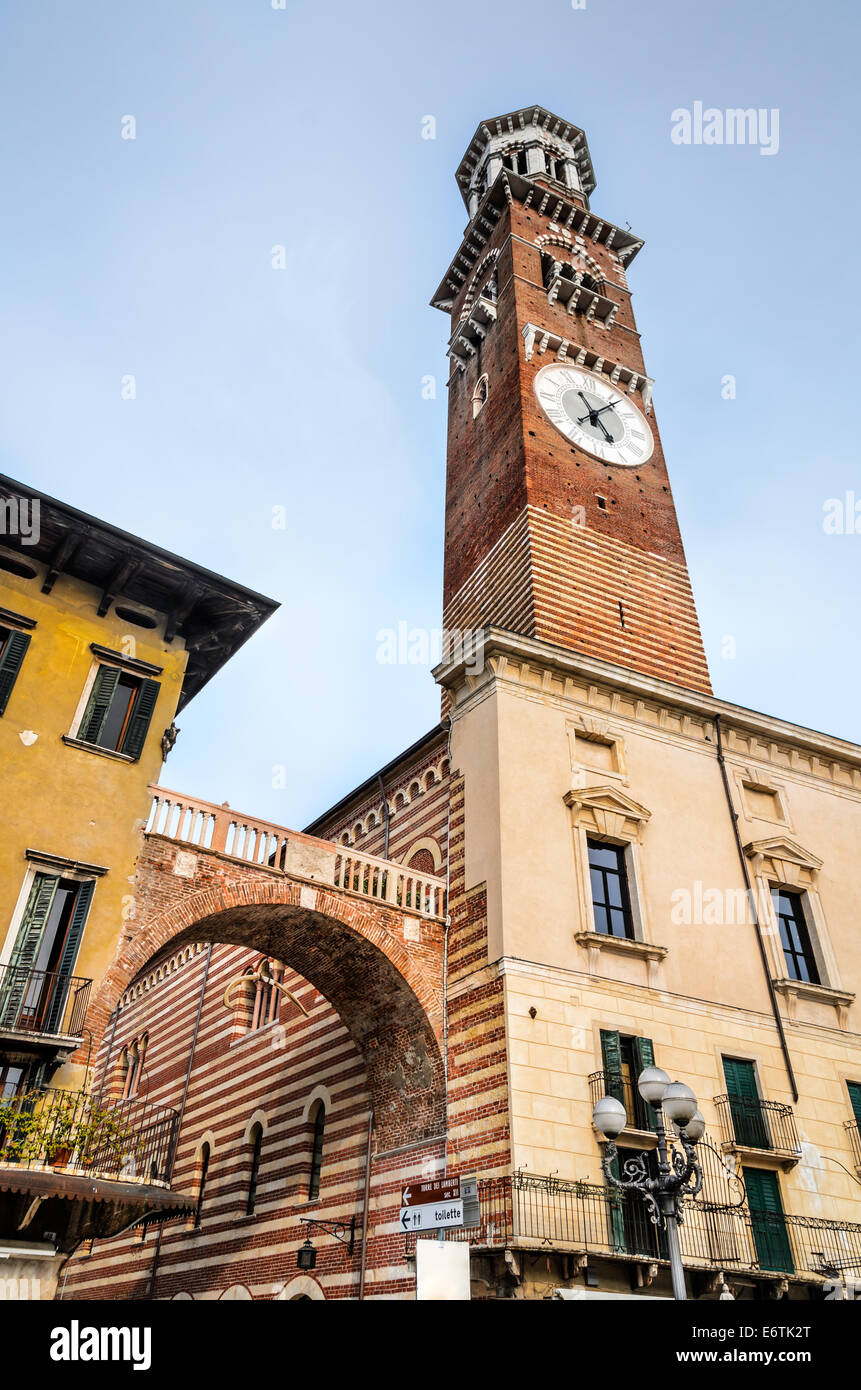 Verona, Italien. Torre dei Lamberti mit 84 m hoch, gebaut im Jahre 1172 in mittelalterlichen Piazza Delle Erbe alten Zentrum von Romeo und Julia Stockfoto