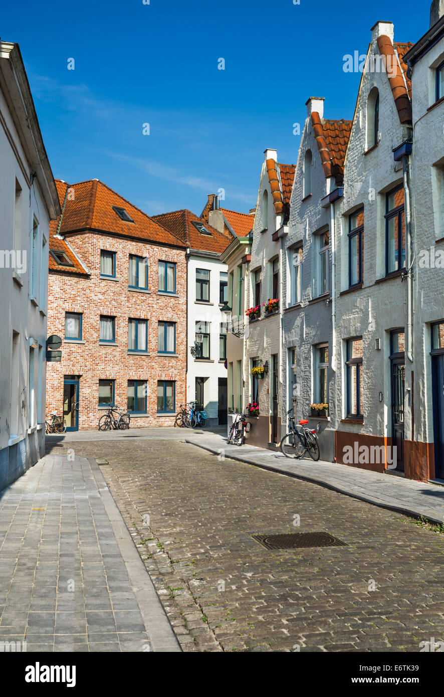 Mittelalterlichen Kulisse mit gepflasterten Straße und Belgien Architektur Häuser in Brügge, Wahrzeichen von Flandern. Stockfoto