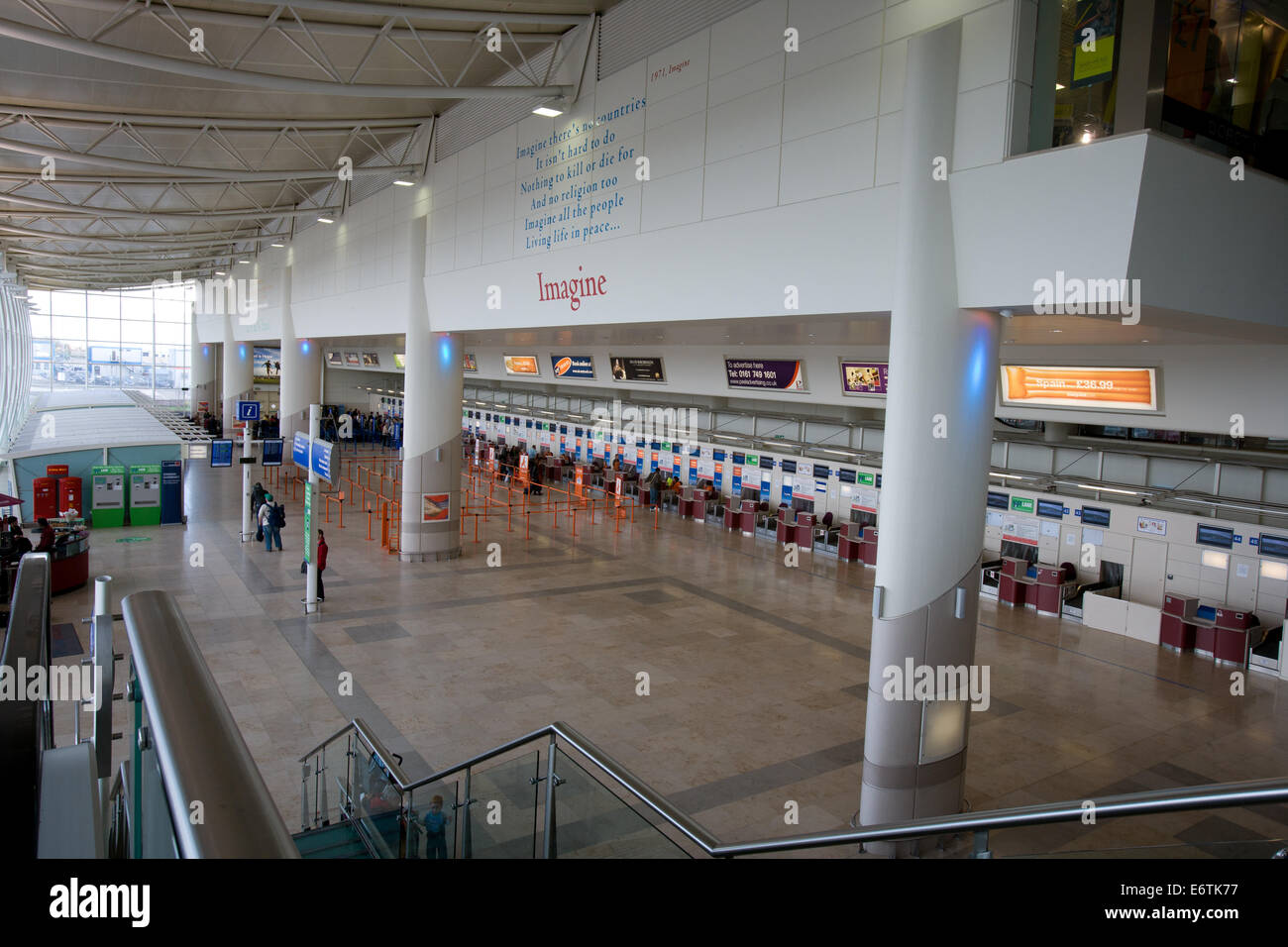 Die Haupthalle für den Check-in am Flughafen Liverpool John Lennon Stockfoto
