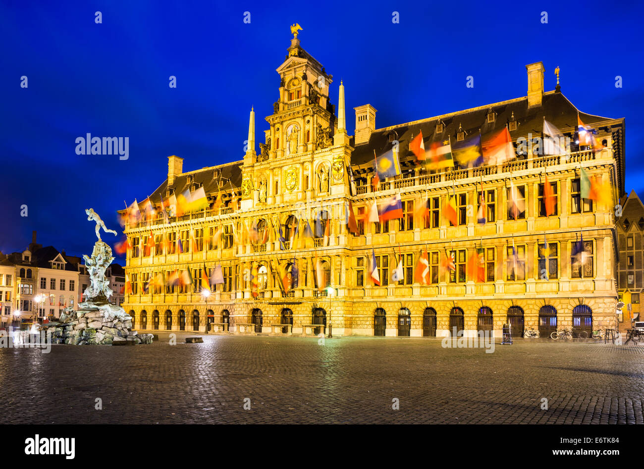 Grote Markt, Antwerpen in Belgien spektakuläre zentralen Quadrat und elegant aus dem 16. Jahrhundert Stadhuis (Rathaus) gekleidet mit Flaggen Stockfoto