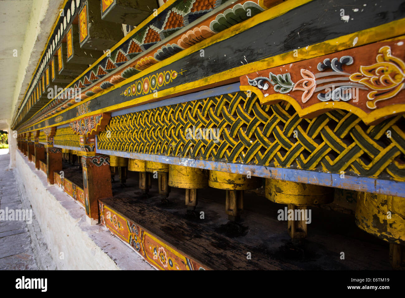 Ost Bhutan, Trashi Yangtse Chorten Kora, Linie von Gebetsmühlen rund um stupa Stockfoto