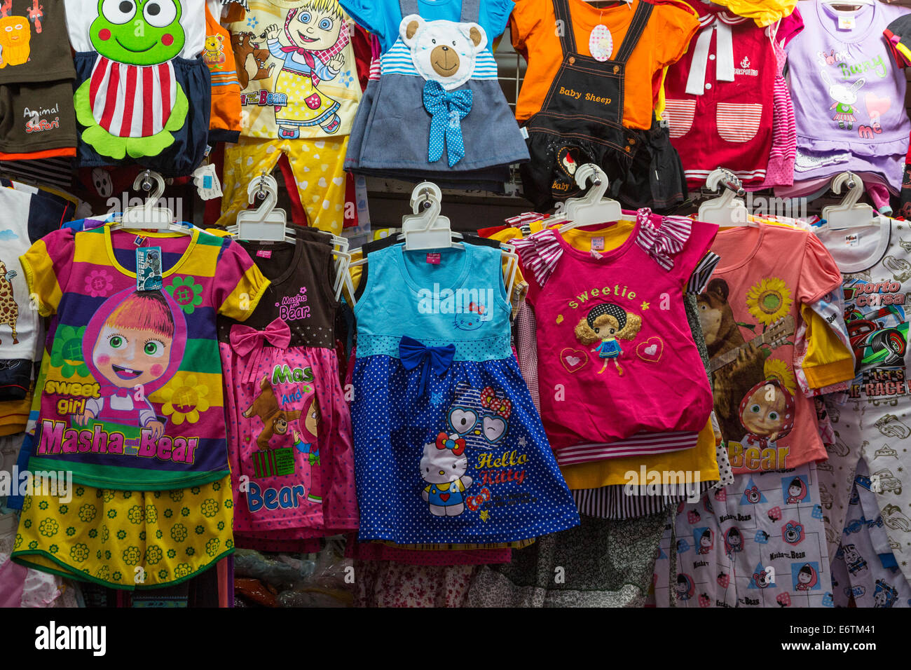 Yogyakarta, Java, Indonesien.  Kinderbekleidung, Beringharjo Markt. Stockfoto