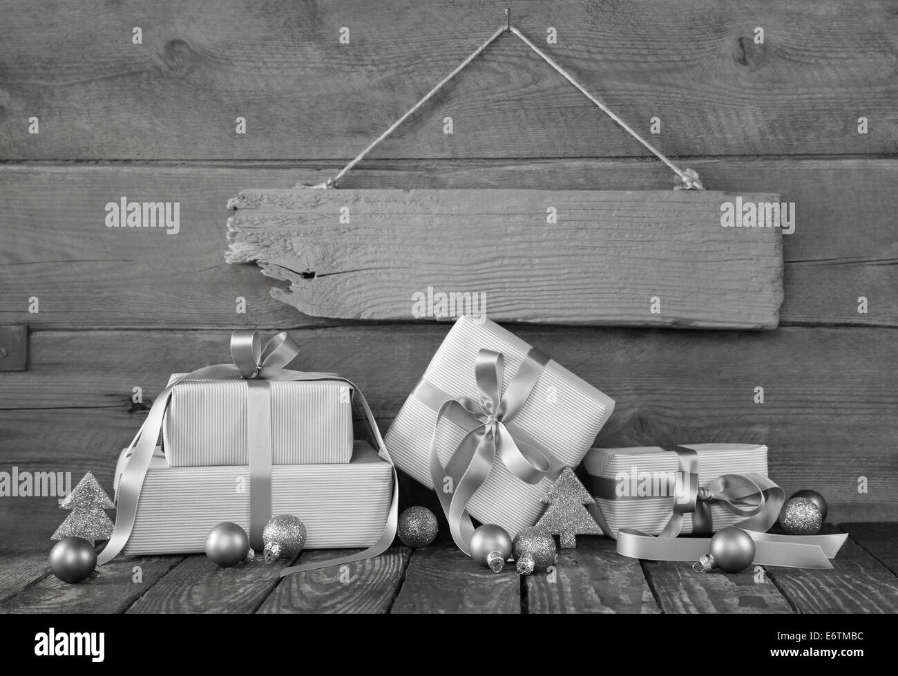Hintergrund: Weihnachten Gutschein oder Coupon mit Geschenken in grau und Silber. Stockfoto