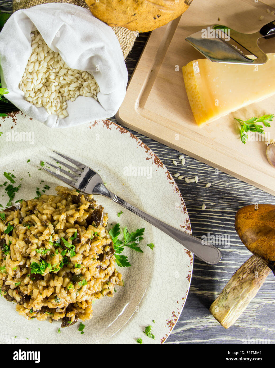 Italienische Risotto mit Pilzen angeordnet auf einem Holztisch Stockfoto