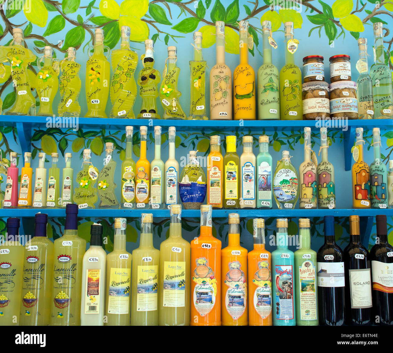 Flaschen von Zitronen- und Orangenbäumen Liköre aus lokalen Früchten an einem Souvenirladen an der Amalfi Küste in Italien angezeigt. Stockfoto
