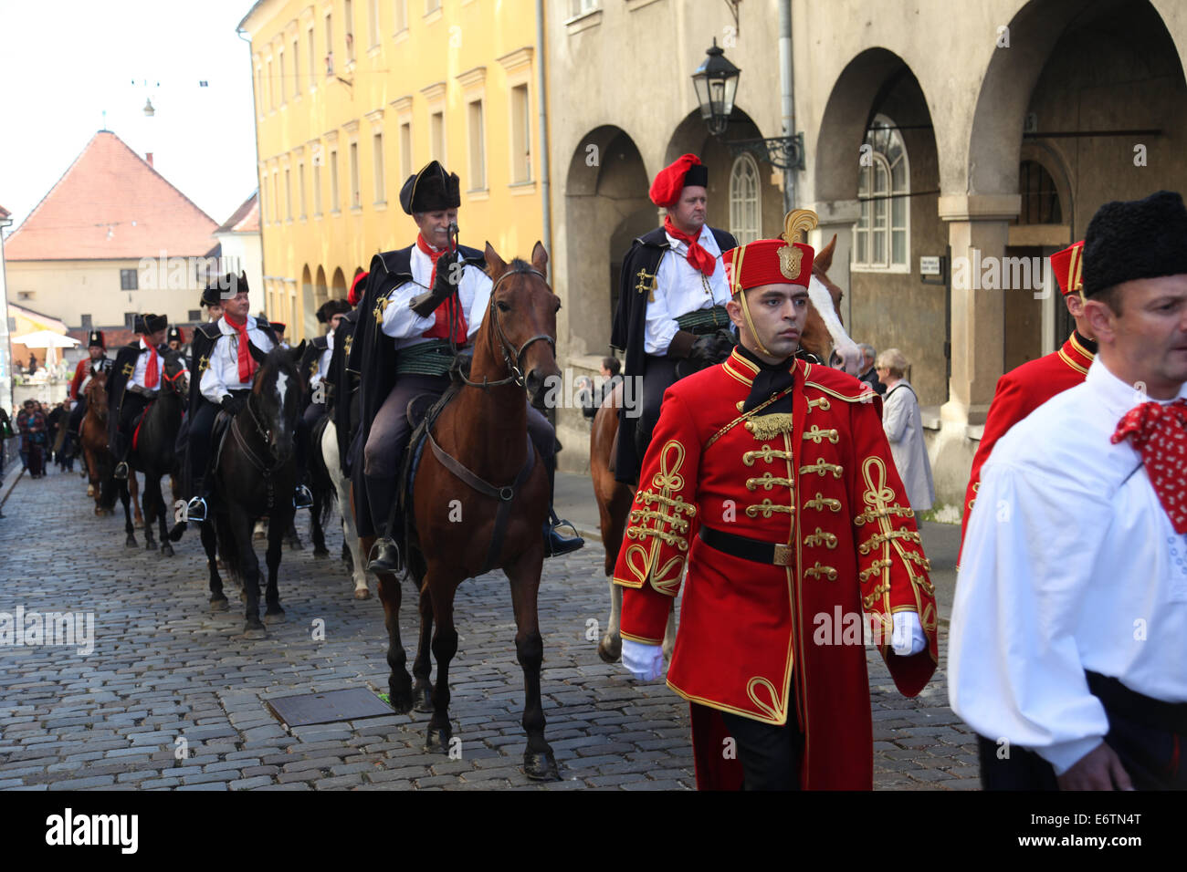 Lineup Cravat Regiment an einer Zeremonie anlässlich des Tages binden am 18. Oktober 2013 in Zagreb. Stockfoto