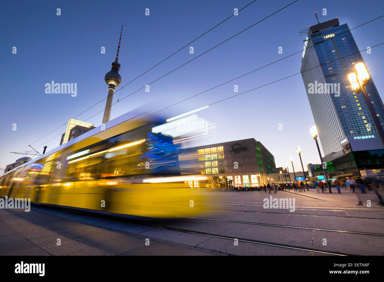 Blick auf den Alexanderplatz in der Nacht mit Straßenbahn in Mitte Berlin Deutschland Stockfoto
