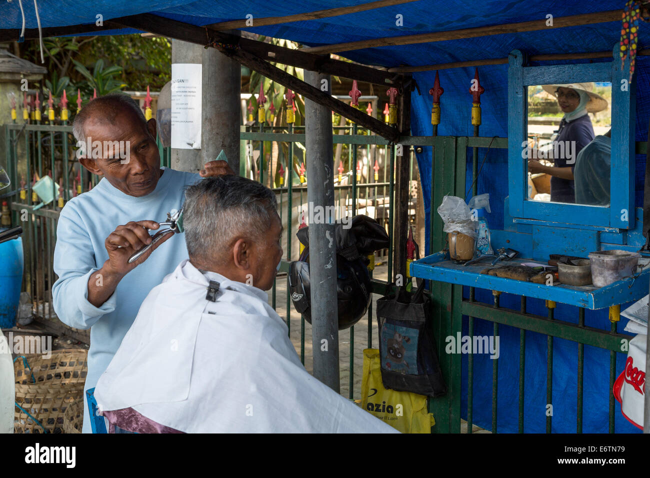 Yogyakarta, Java, Indonesien.  Bürgersteig Barber Shop. Stockfoto