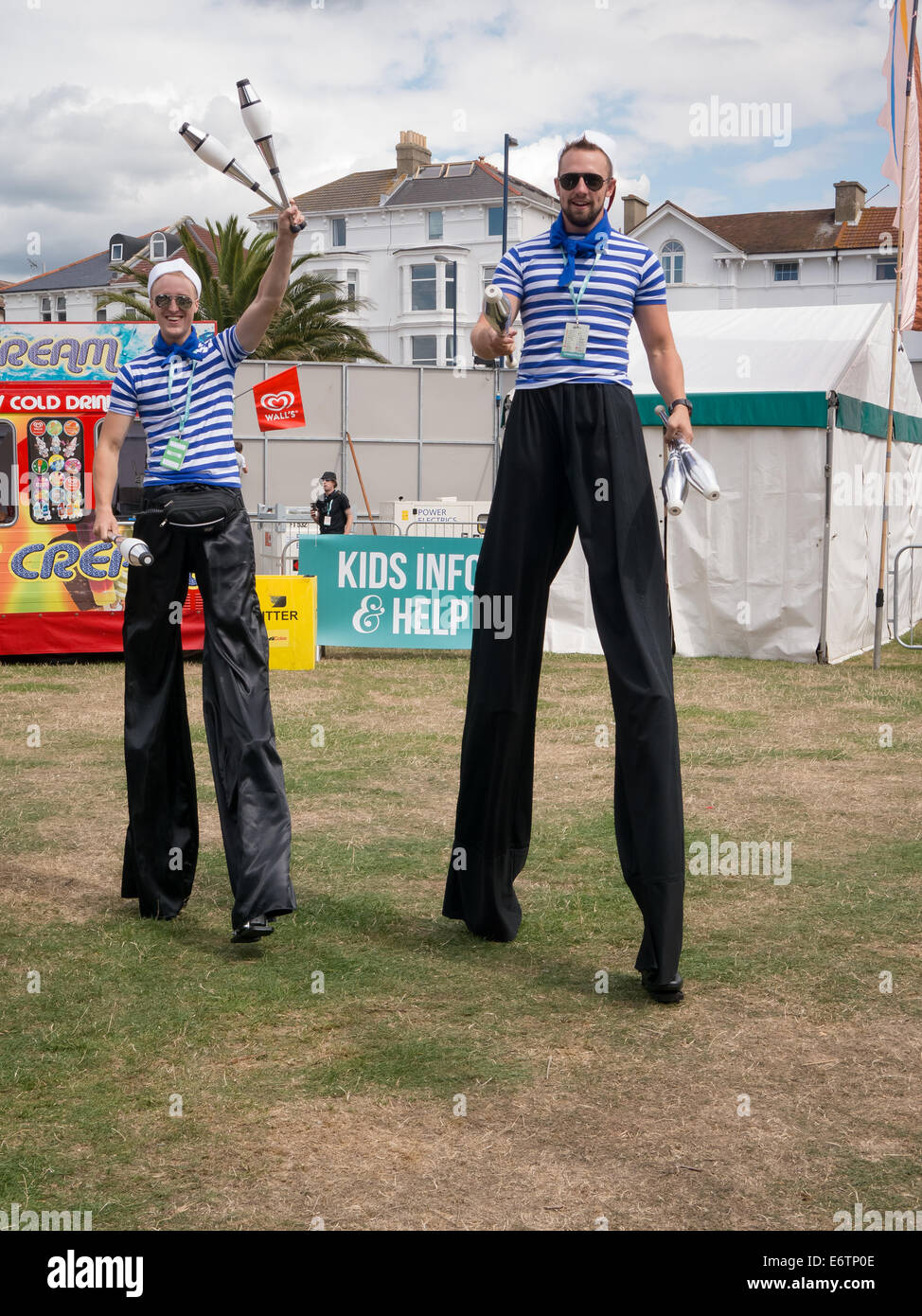 Stelzen walking Jongleure in Seemann Kostümen auf dem siegreichen Festival in Portsmouth 2014 Stockfoto