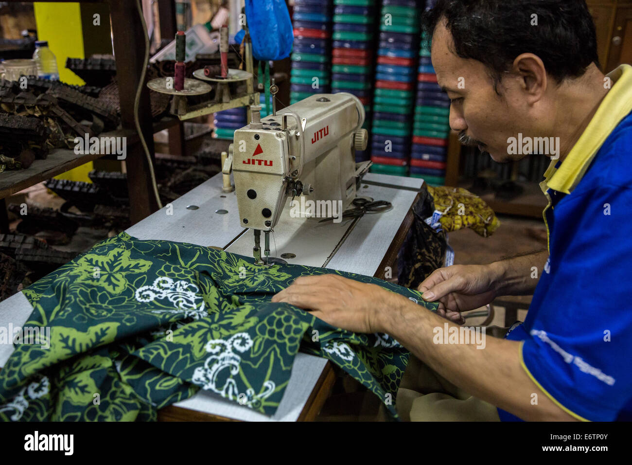Yogyakarta, Java, Indonesien.  Batik Workshop.  Mann Nähen Batik Stoff. Stockfoto