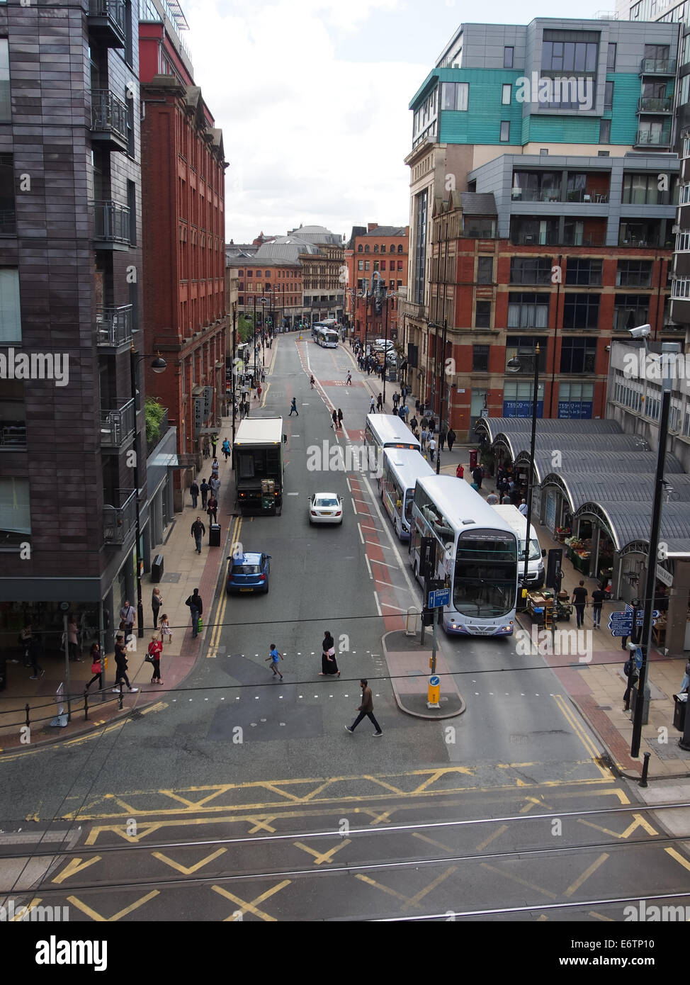 Die Kreuzung der High Street und Church Street im Stadtzentrum von Manchester, England Stockfoto