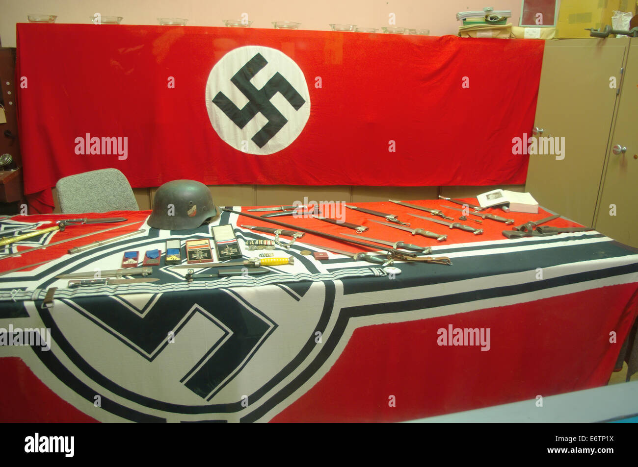 NS-Artefakte aus ww2, rote Nazi-Fahne Stockfoto