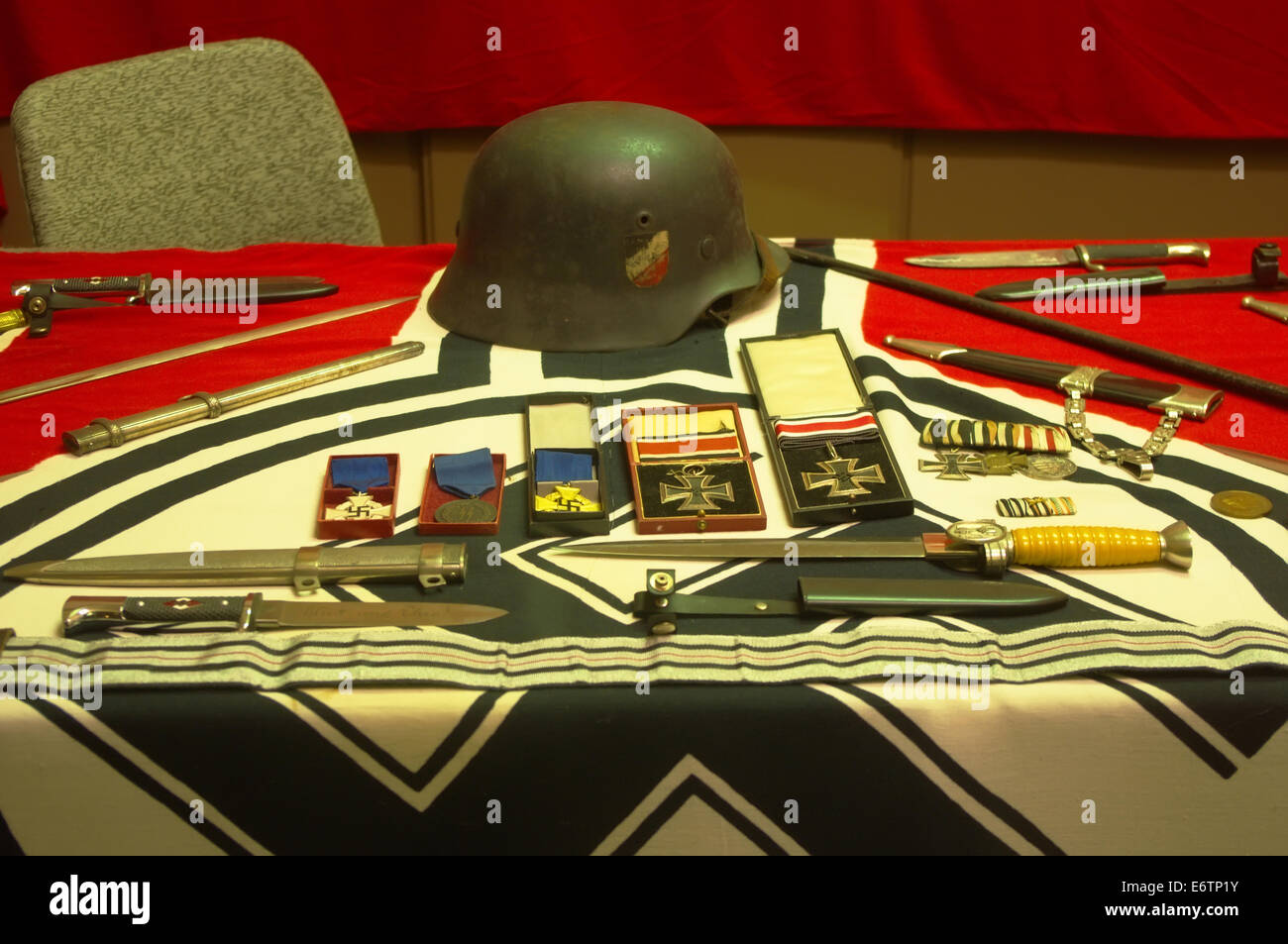 NS-Artefakte aus ww2, rote Nazi-Fahne Stockfoto