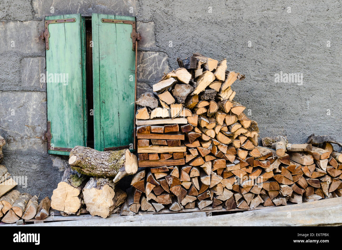 Stapel von Brennholz außerhalb eines Hauses Stockfoto