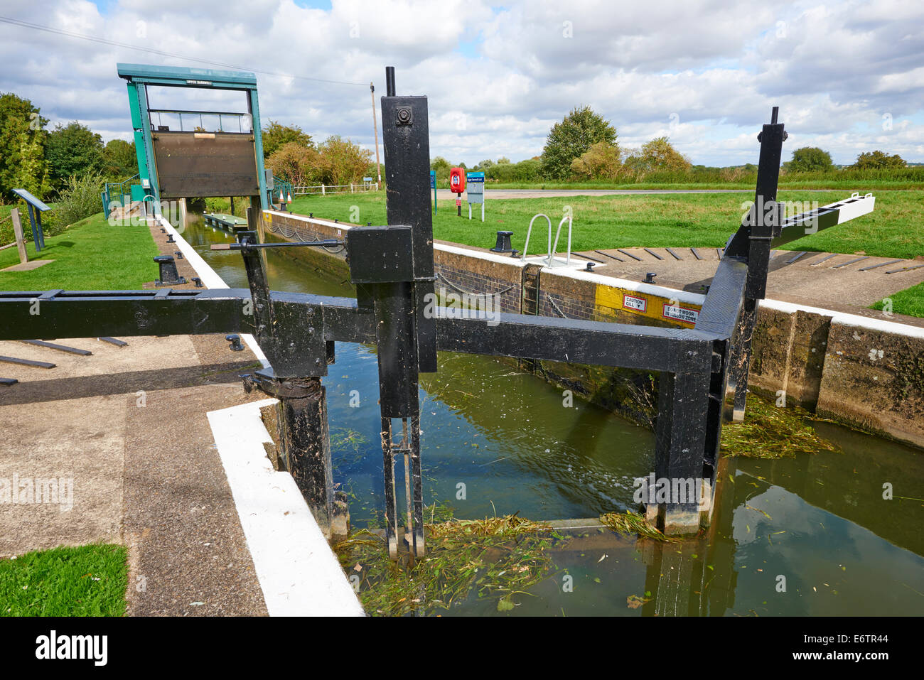 Oberen Barnwell Sperre für den Nene-Fluss mit einer Guillotine-Sperre am Ende Oundle Northamptonshire UK Stockfoto