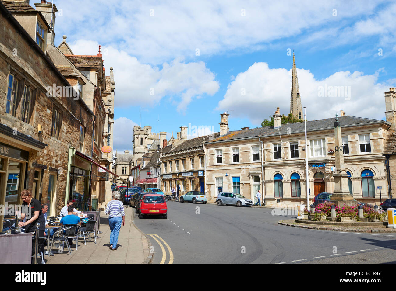 Blick auf neue Straße mit dem Kriegerdenkmal rechts neben dem Bild Oundle Northamptonshire UK Stockfoto