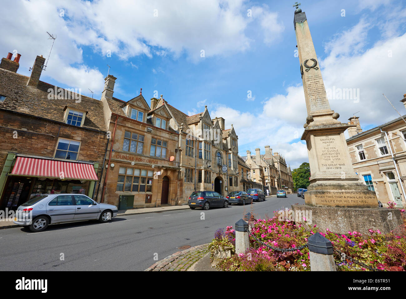 Blick auf neue Straße mit dem Kriegerdenkmal rechts neben dem Bild Oundle Northamptonshire UK Stockfoto