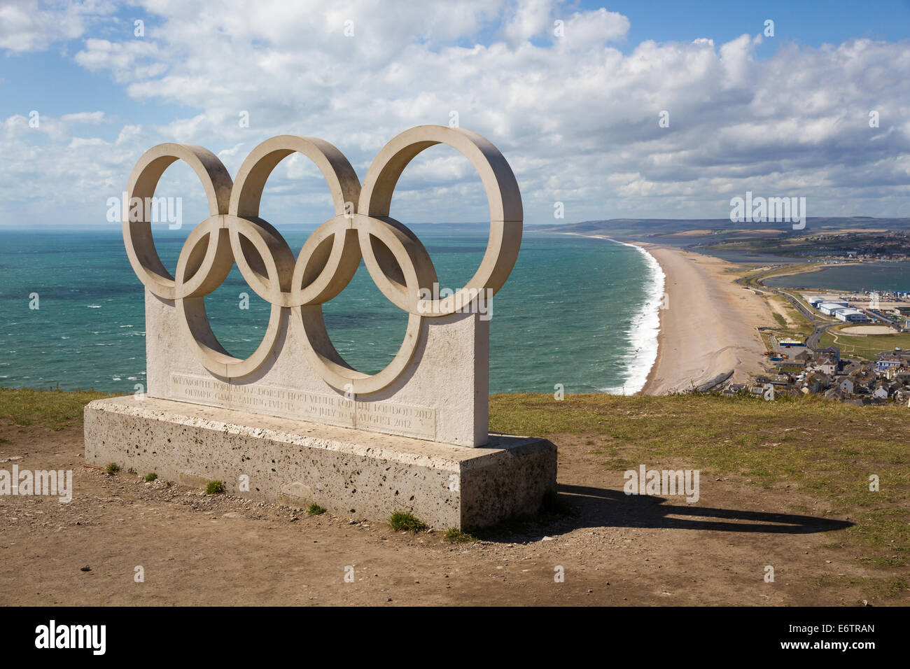 Olympischen Stein Ringe auf Portland Höhen. Zur Feier der Olympischen Segel-Events in Weymouth und Portland geschnitzt Stockfoto