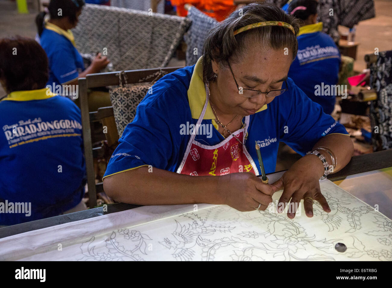 Yogyakarta, Java, Indonesien.  Frau Zeichnung auf Muster für Batiken. Stockfoto