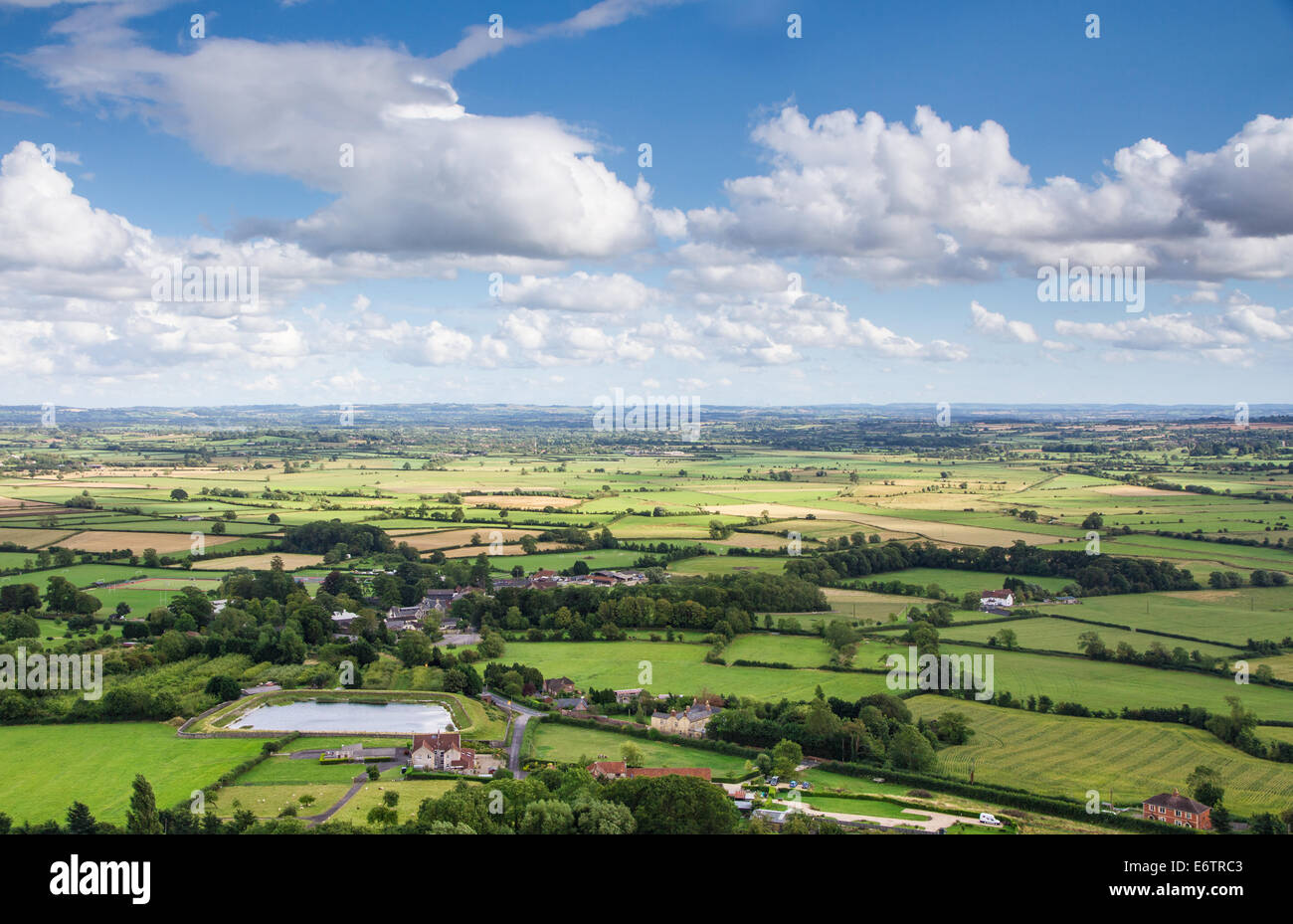 Ansicht der Somerset Levels von Glastonbury Tor an einem sonnigen Tag Stockfoto