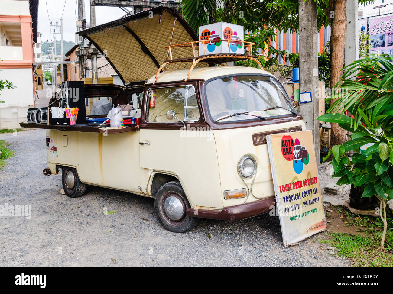 Pop-up-mobile Bar in einem Volkswagen Kombi van, Kata, Phuket, Thailand Stockfoto