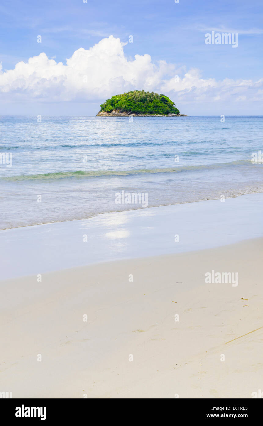 Kleine tropische Insel vor Kata Beach, Phuket, Thailand Stockfoto
