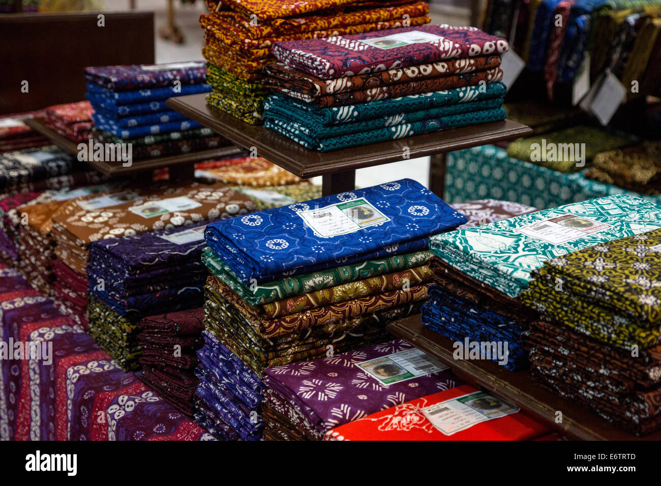 Yogyakarta, Java, Indonesien.  Batik Verkaufsraum, Raradjonggrang Batik-Fabrik.  Stoff zum Verkauf. Stockfoto