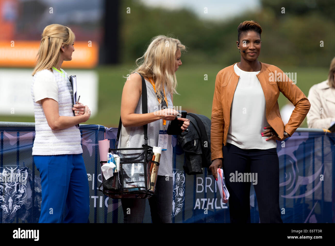 BBC-Kommentatoren Denise Lewis & Gabby Logan im Diamond League 2014 Sainsbury-Birmingham-Grand-Prix, Alexander Stadium, UK Stockfoto