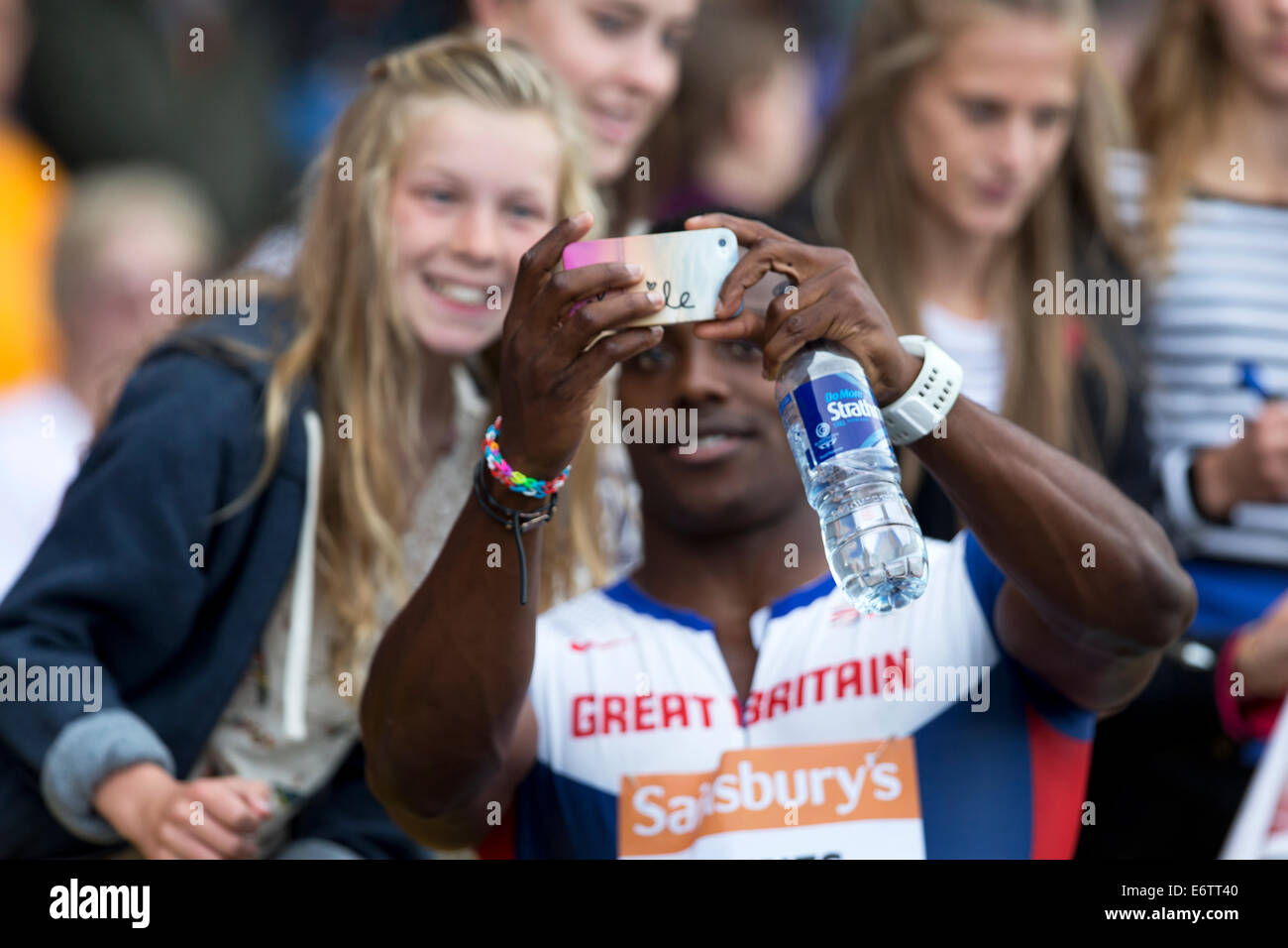 Sprinter Harry AIKINES-ARYEETEY posieren für ein Selbstporträt mit Fans, Diamond League 2014 Birmingham Grand Prix, Alexander Stadium, UK Stockfoto