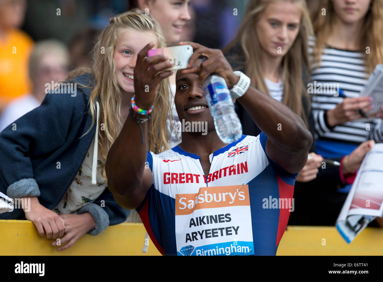 Sprinter Harry AIKINES-ARYEETEY posieren für ein Selbstporträt mit Fans, Diamond League 2014 Birmingham Grand Prix, Alexander Stadium, UK Stockfoto