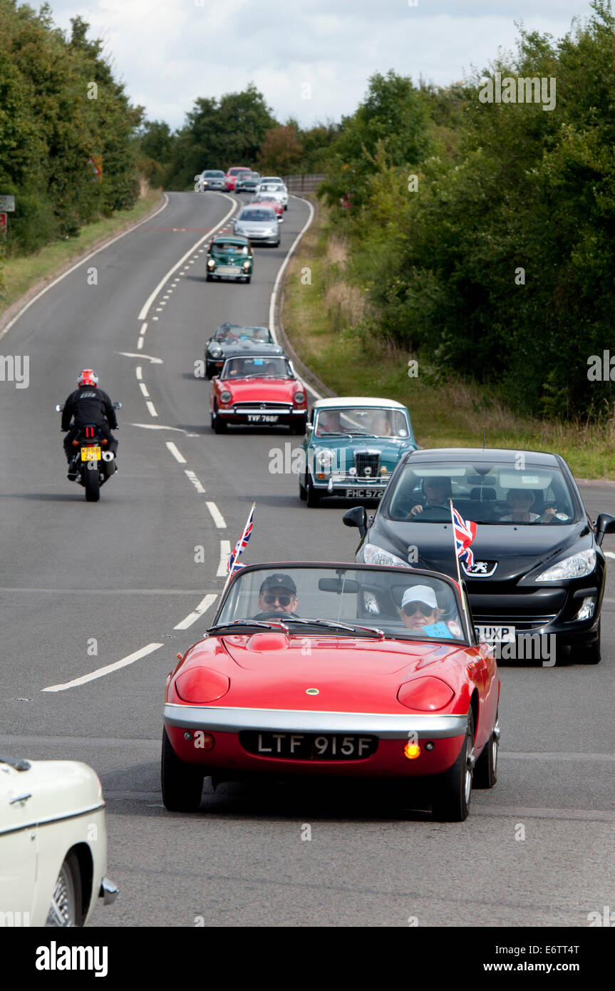 Ein Lotus Elan in einem Konvoi von Autos in der Coventry Festival von Autofahren historischen Fahrzeug Run. Stockfoto