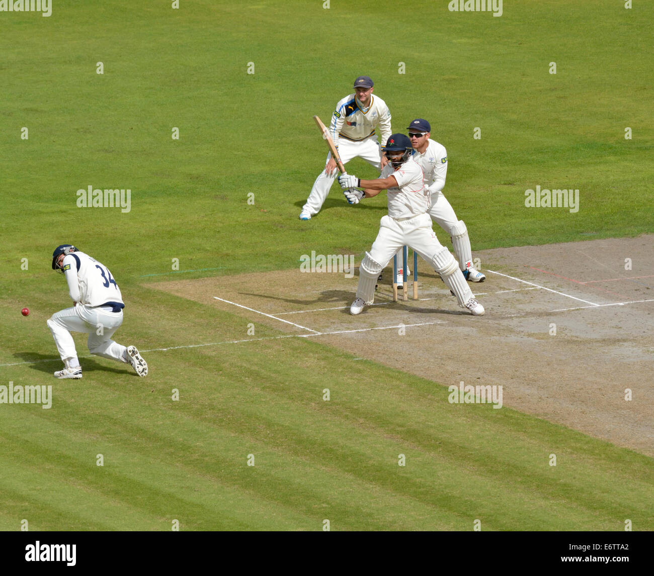 Manchester UK zieht 31. August 2014 Ashwell Prinz (Lancashire) den Ball an der Grenze im seine Innings des 53 vor wird von Adil Rashid rollte. County Championship Cricket Lancashire V Yorkshire Manchester, UK Credit: John Fryer/Alamy Live News Stockfoto