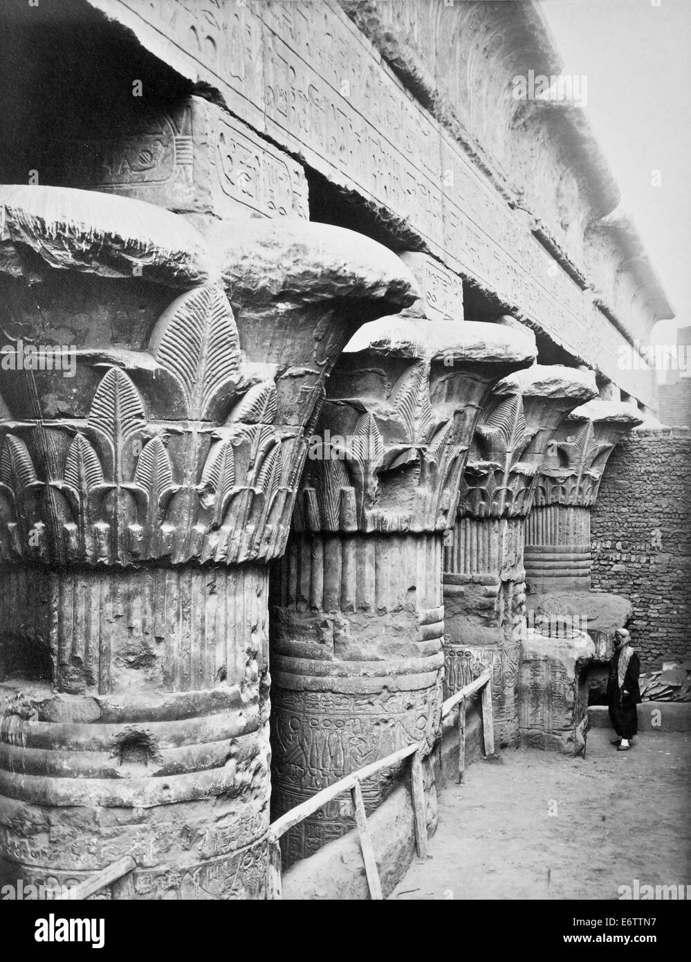 Esneh. Säulen des Portikus Isna, Ägypten 1860 Stockfoto