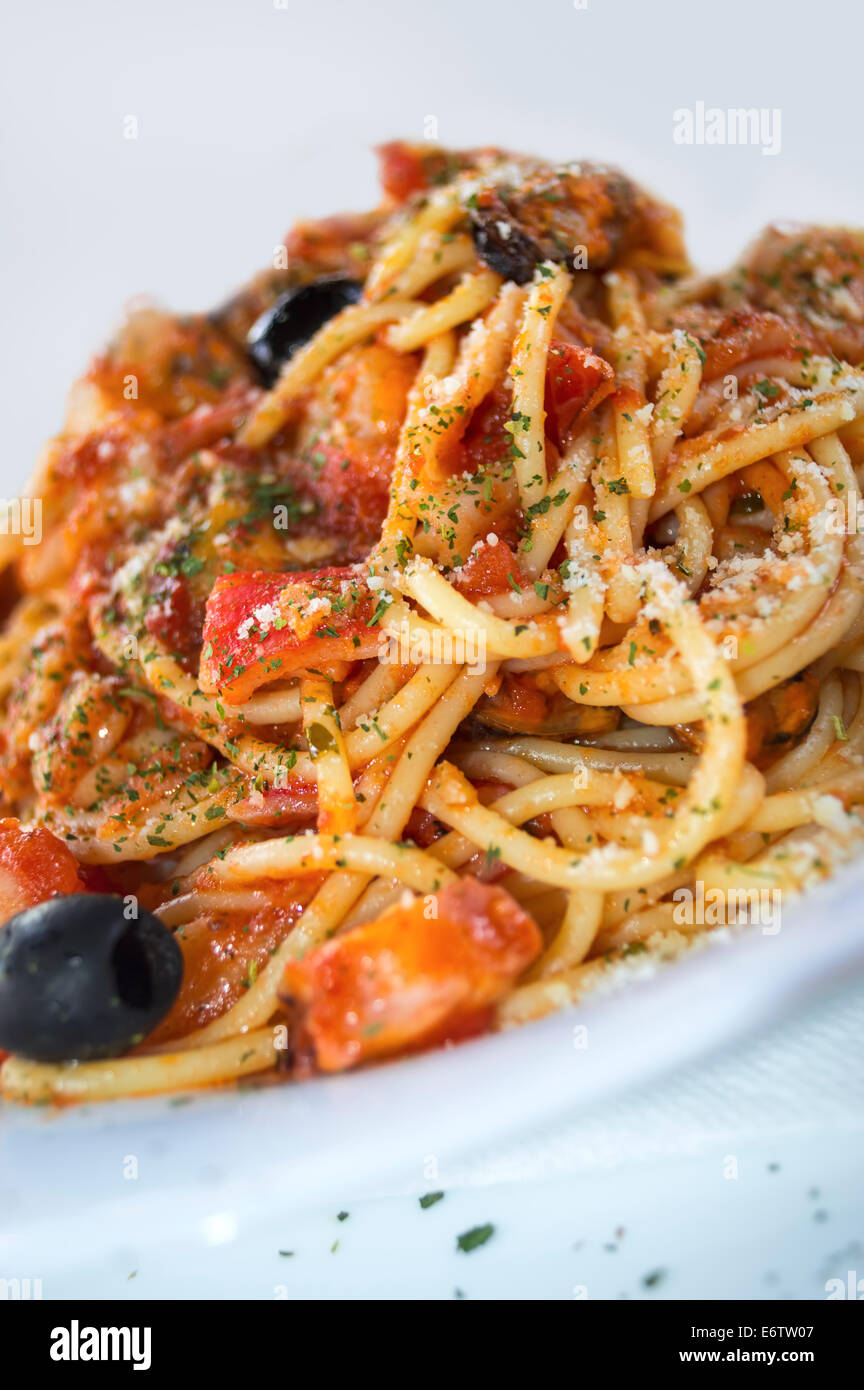 Spaghetti mit Meeresfrüchten auf weiße Schale. Stockfoto