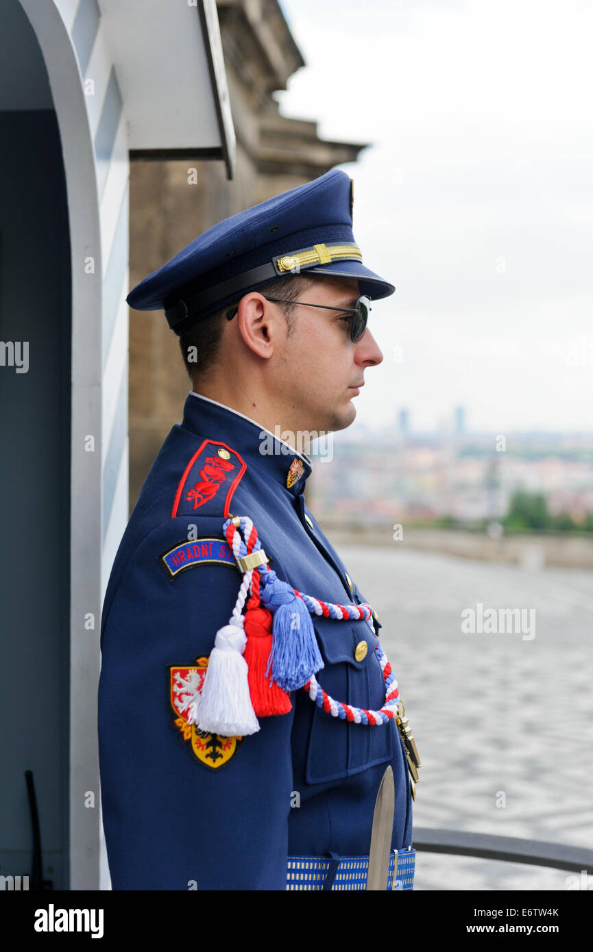 Ein bewaffneter Soldat auf Wache am Eingang der Prager Burg, Prag, Tschechische Republik. Stockfoto