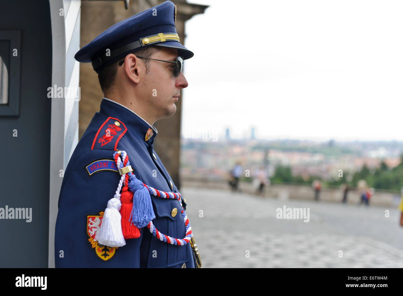 Ein bewaffneter Soldat auf Wache am Eingang der Prager Burg, Prag, Tschechische Republik. Stockfoto