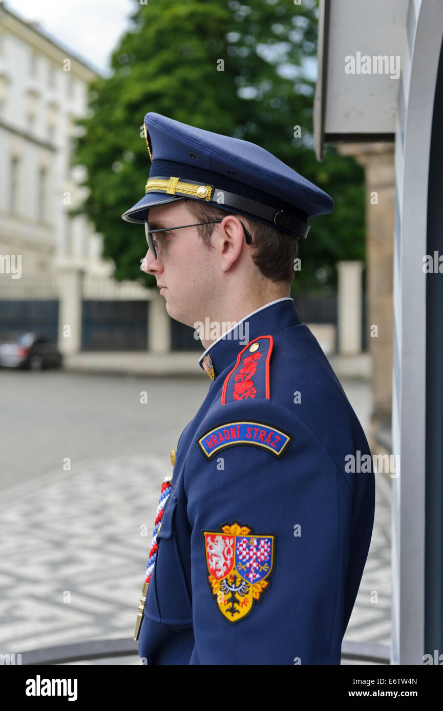 Ein bewaffneter Soldat auf Wache am Eingang der Prager Burg, Prag, Tschechische Republik. Stockfoto