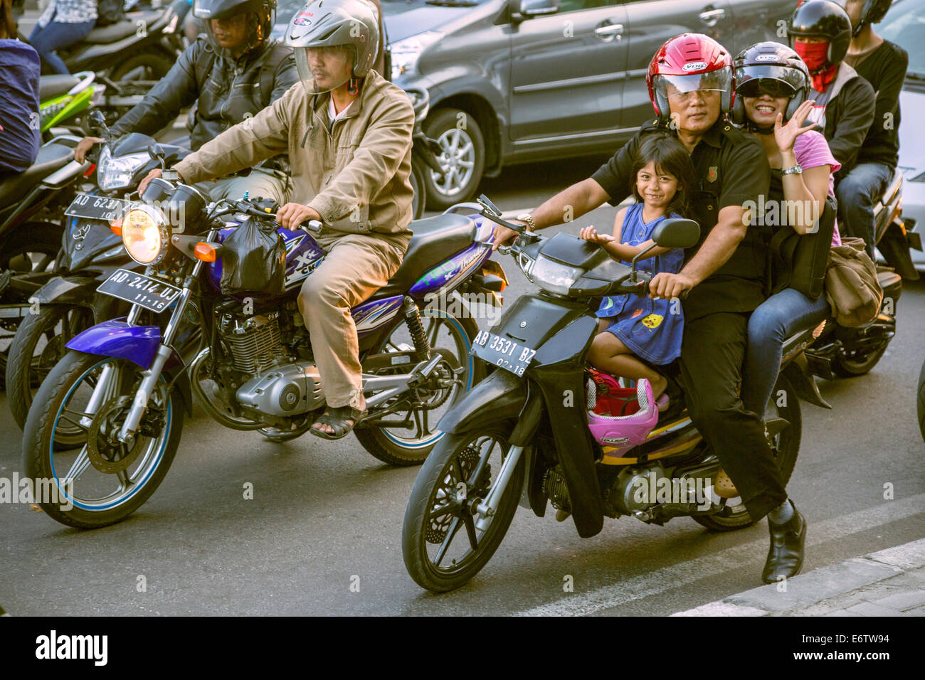 Yogyakarta, Java, Indonesien.  Familie auf dem Motorrad, JL. Laksda Adisucipto Street. Stockfoto
