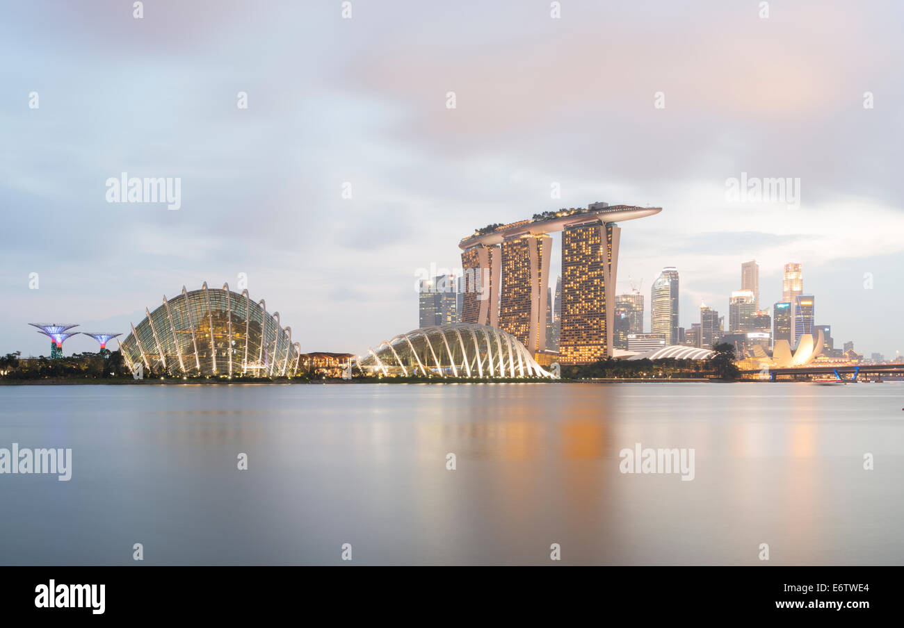 Skyline von Singapur mit Gardens by the Bay Stockfoto